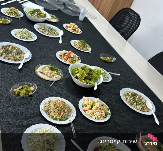 שולחן סלטים וממרחים מעוצב בחדר ישיבות משרדי